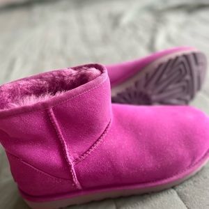 Ugg mini size 9 new but without tag